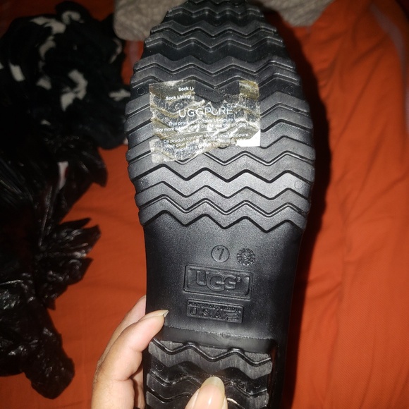 UGGS  Woman's  Shaye - Picture 4 of 4